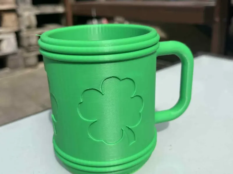 Caneca com trevos de quatro folhas