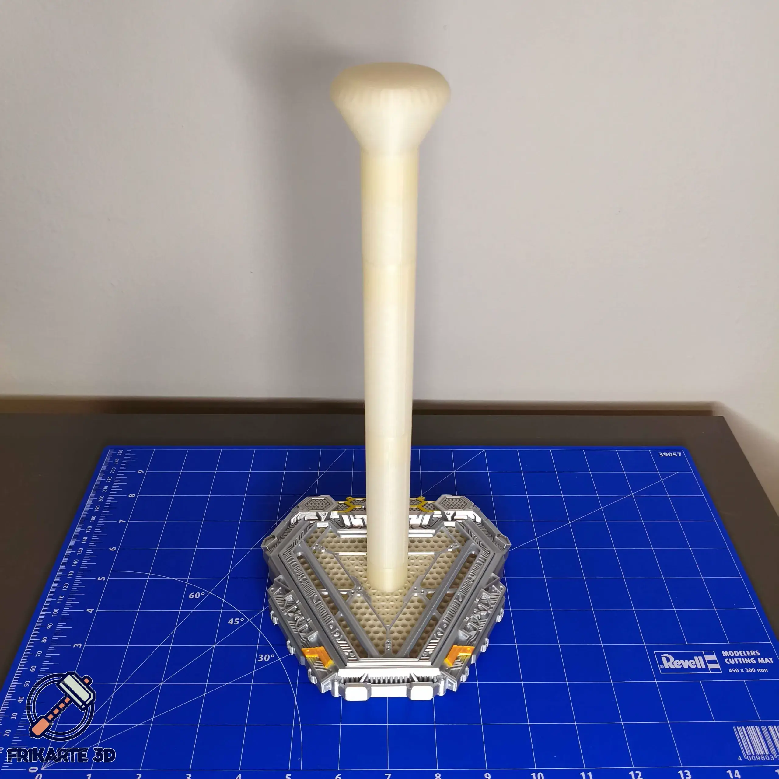 Nano ARC Iron Man Helmet Display Stand