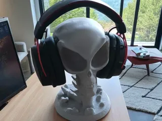Alien Skull Headphone Stand