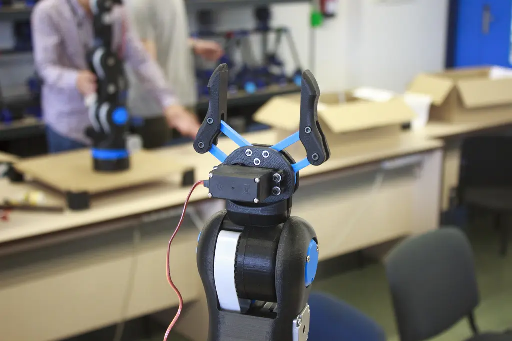 BCN3D MOVEO - полностью OpenSource 3D-печатная рука робота