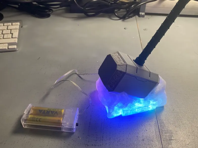 Martello di Thor portapenna Bic illuminato