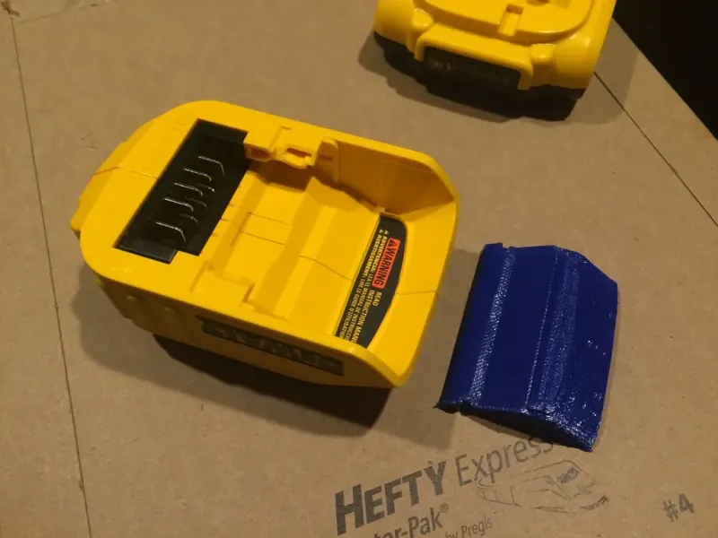 Inserto di bloccaggio positivo per adattatore USB DeWalt