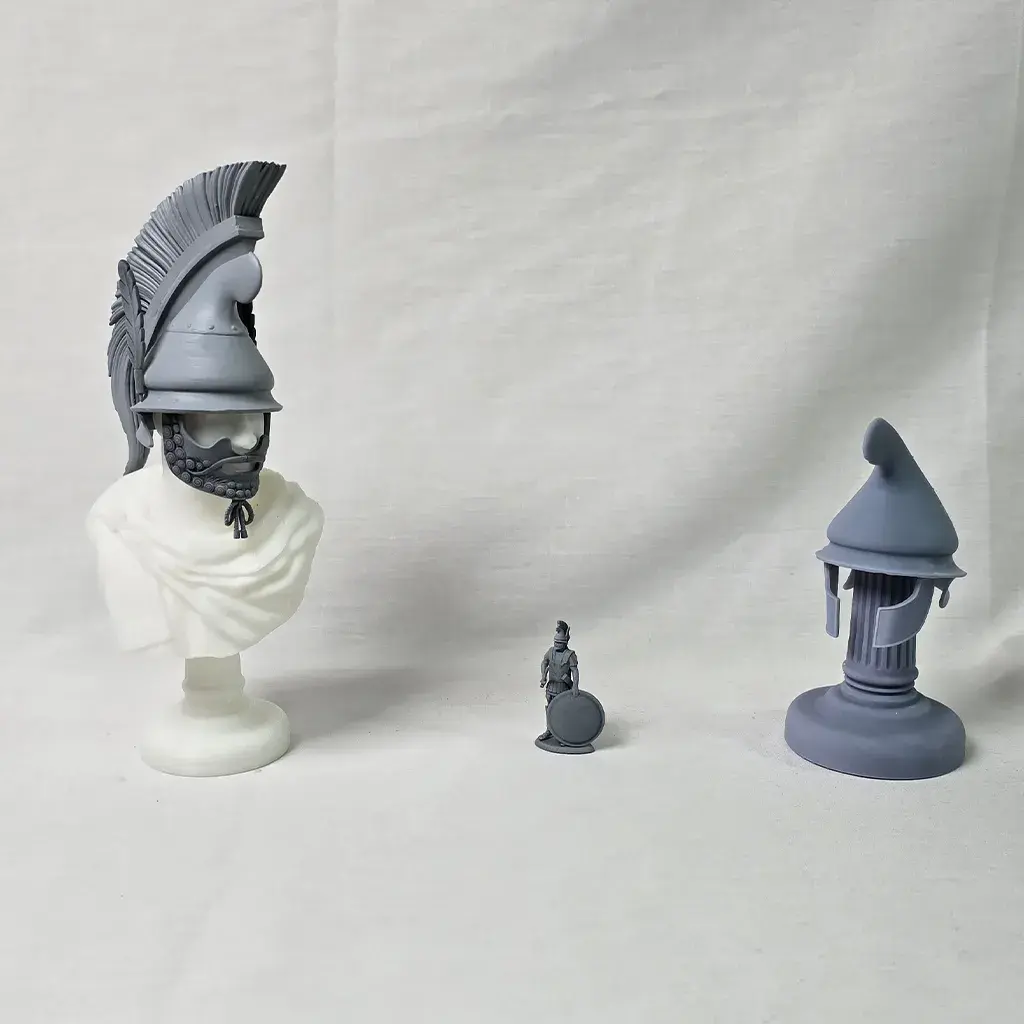 Casco frigio con figura