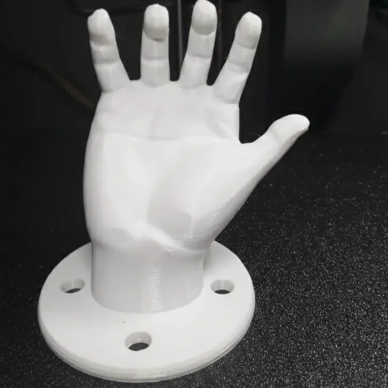 Gancio appendiabiti da parete a forma di mano stampato in 3D