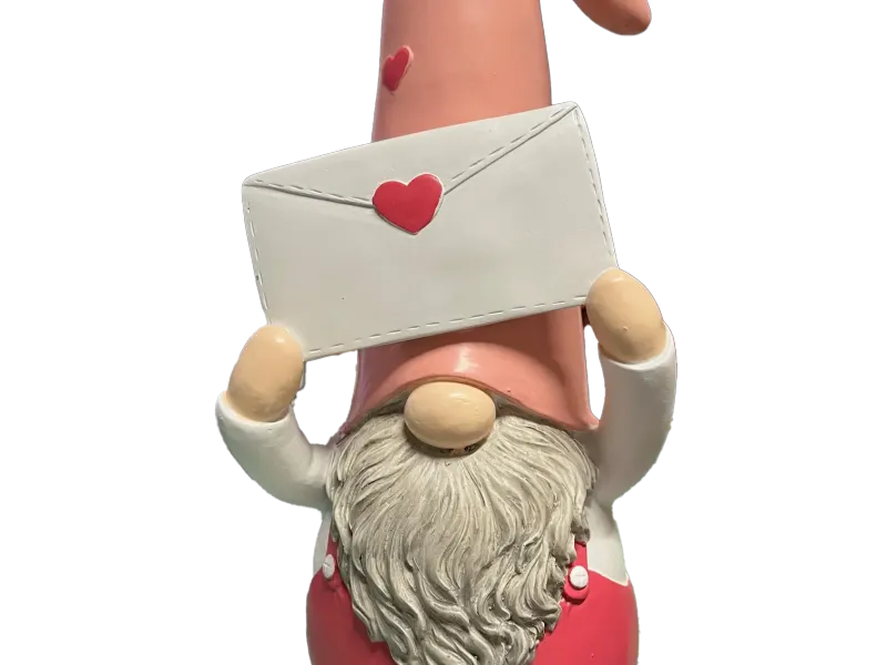 Gnomo di San Valentino con biglietto in testa