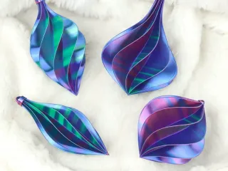 Twisted Christmas Tree Ornaments / Baubles in Vase Mode
