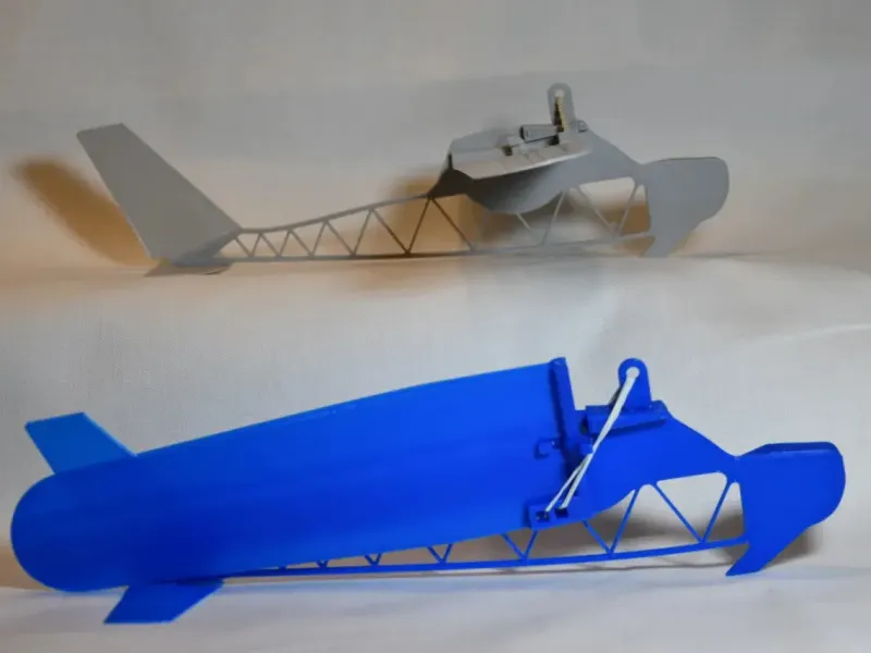 Faltbares Segelflugzeug, das nur mit einem Gummiband fliegt