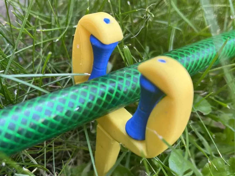 Holding, guiding the garden hose