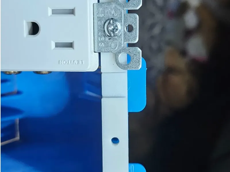 فواصل مخارج الكهرباء