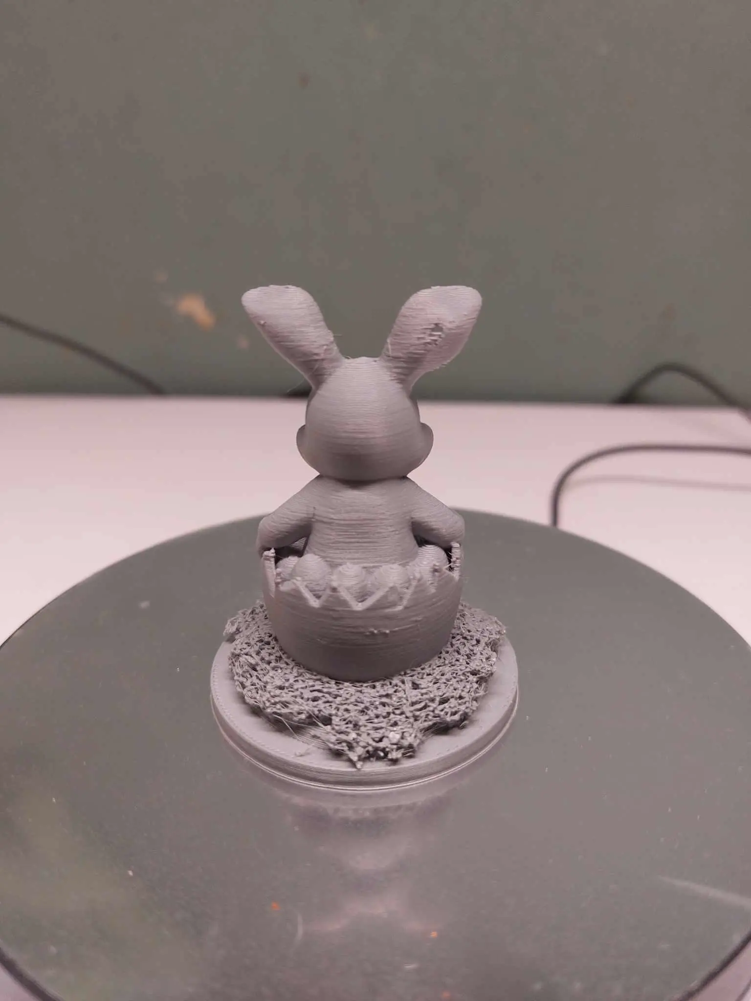 lapin de pâques dans un oeuf