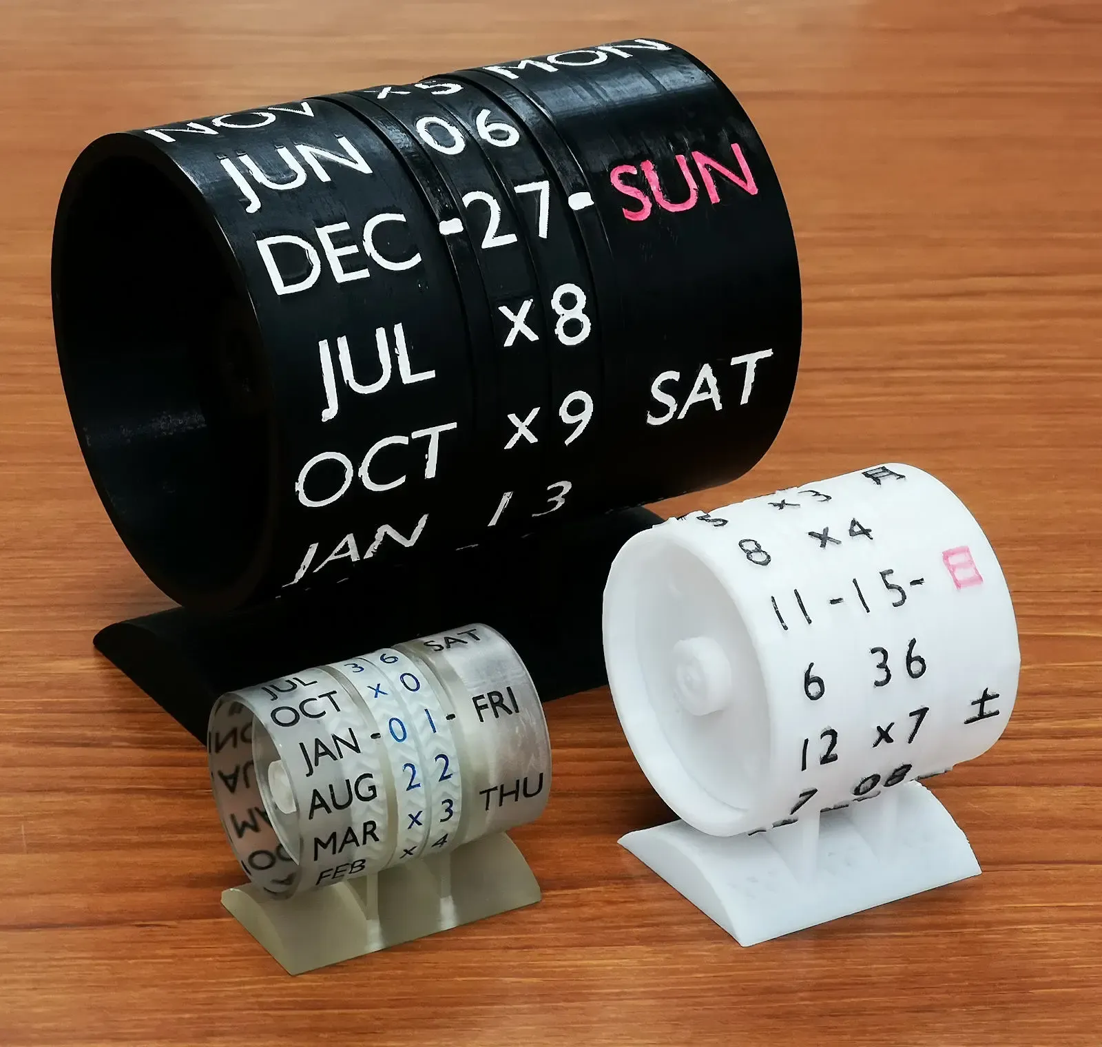 Perpetual calendar with mechanically automatic day by Shiura