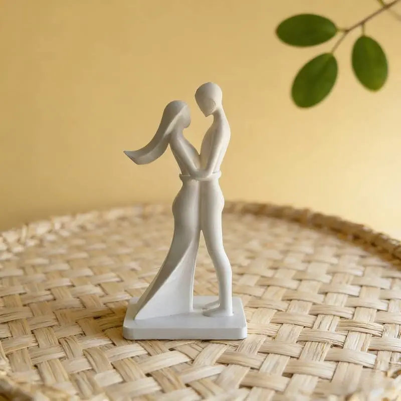 Romantic Couple Love Statue