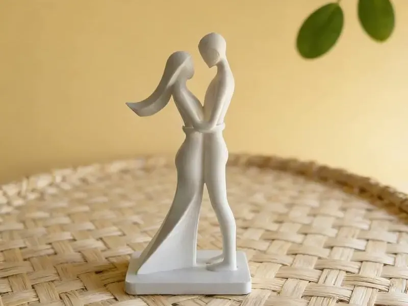 Romantic Couple Love Statue