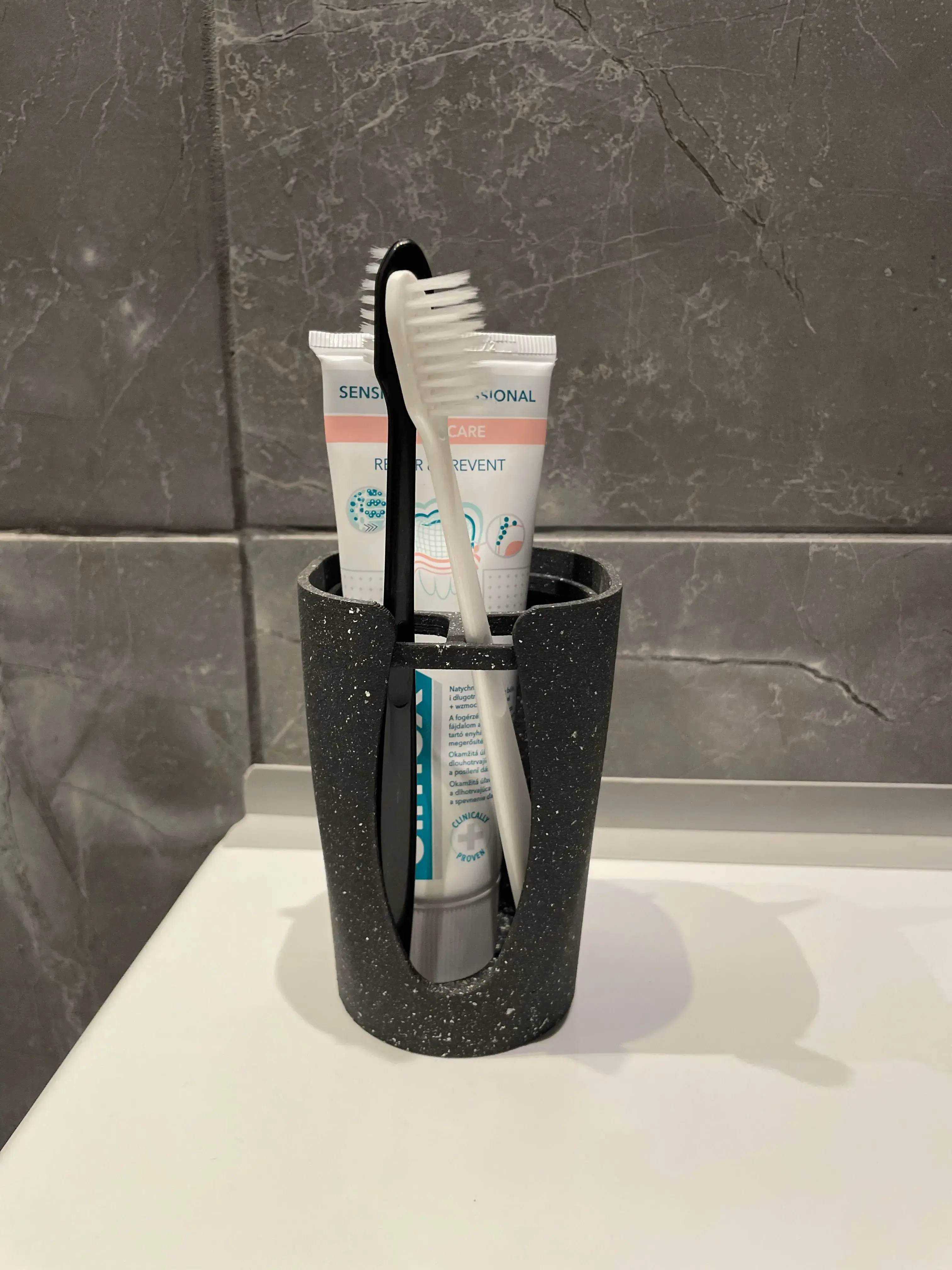 Set of accessories for the bathroom