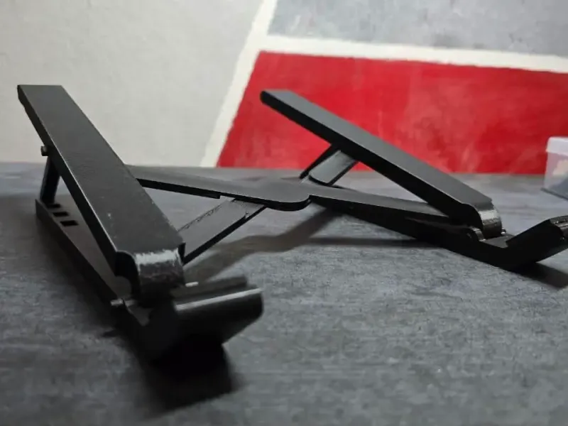 Supporto per laptop pieghevole e regolabile
