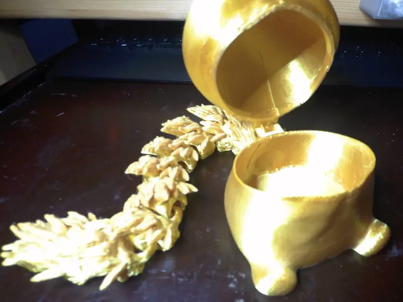 Pimmel Schatulle mit dem Drachen Schwanz.