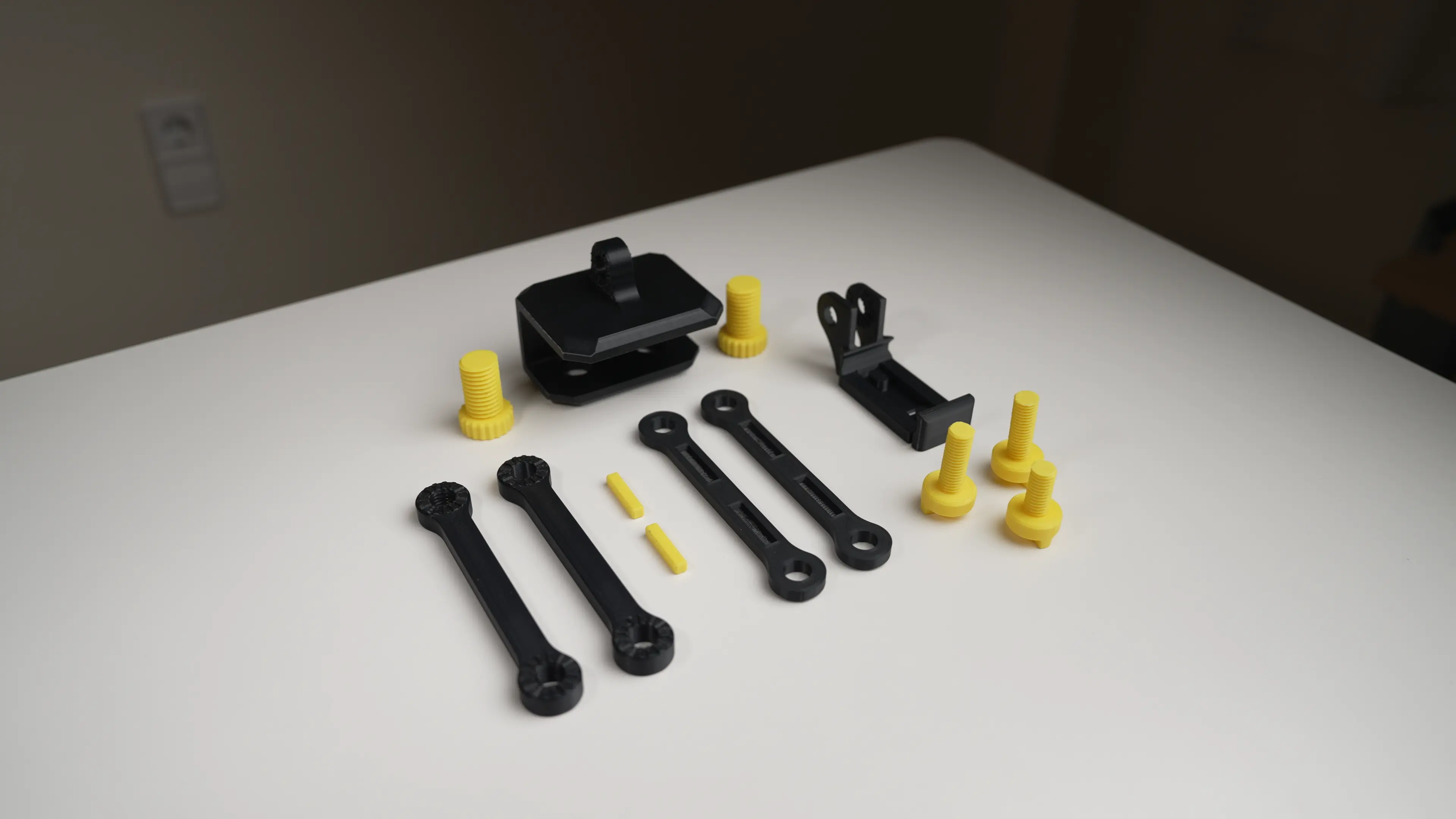 ELEGANT MINIMALIST TRIPOD FOR TABLE
