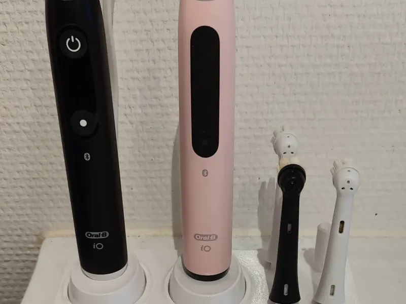 Oral B IO stand that holds 2 chargestations and 4 brushes