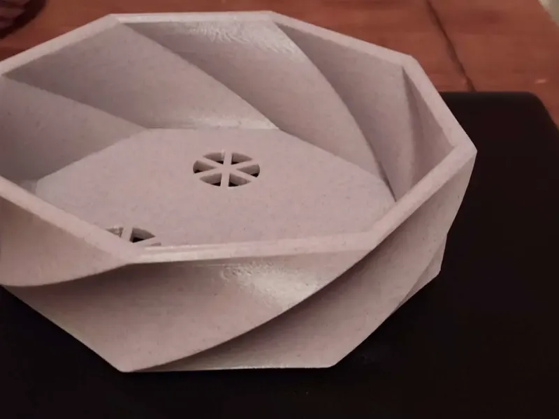 version ovale modifiée d'un pot de bonsaï
