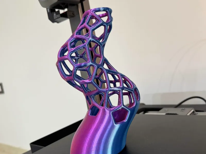 SineFlow – Parametrische Wellengitter-Vase