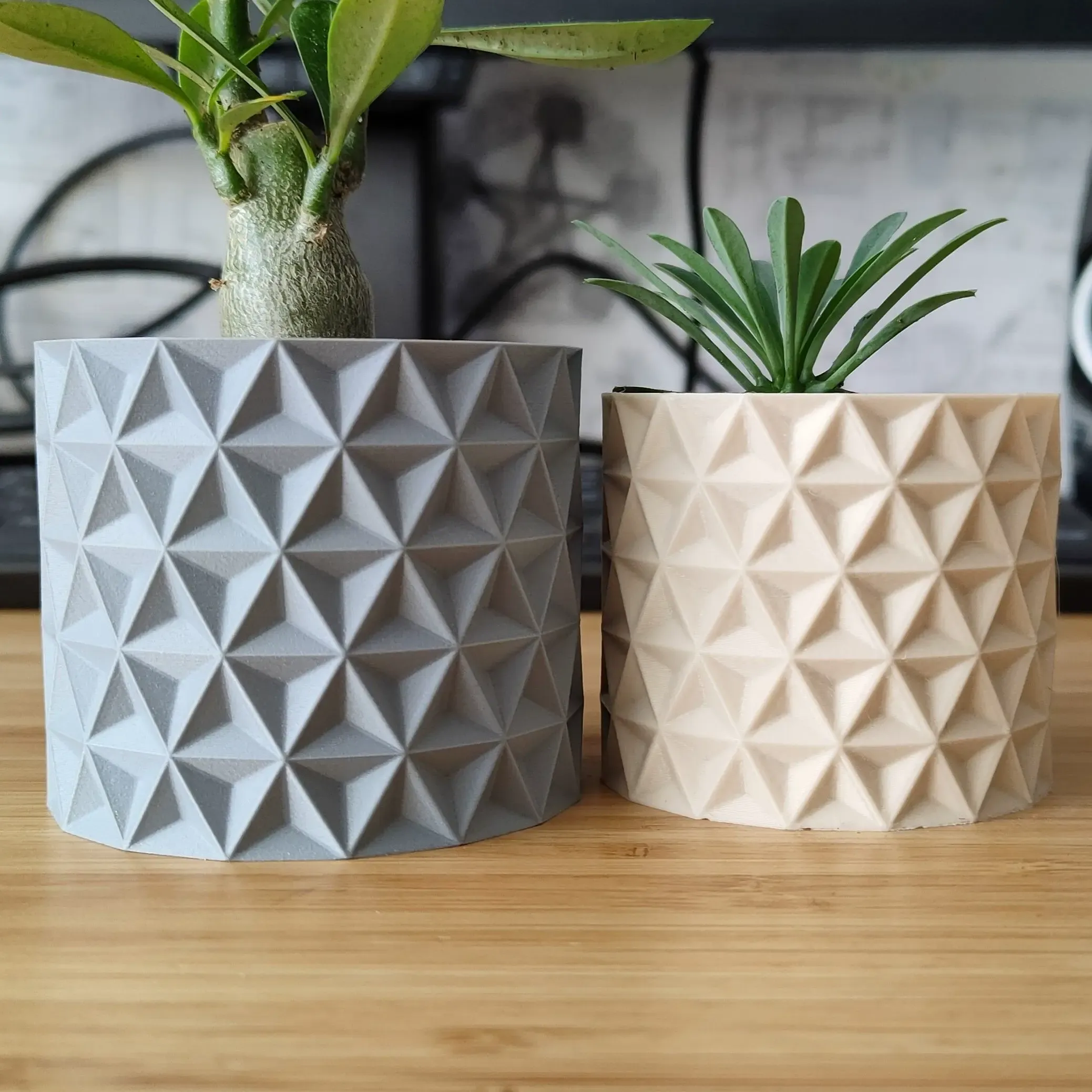 Tradicional Triangle Plant Pot and Planter - Vase mode