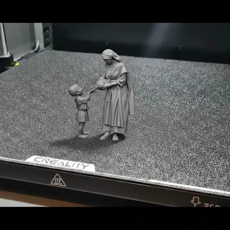 Mãe e Filho da Antiguidade – Cena de Diorama Cultural Detalhada