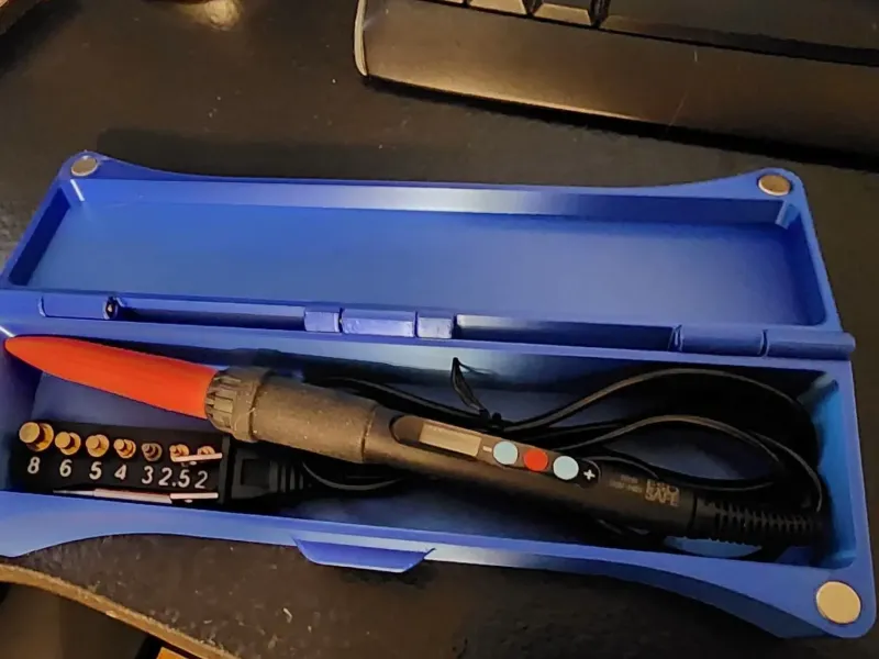 Boîtier pour insert chauffant ou fer à souder