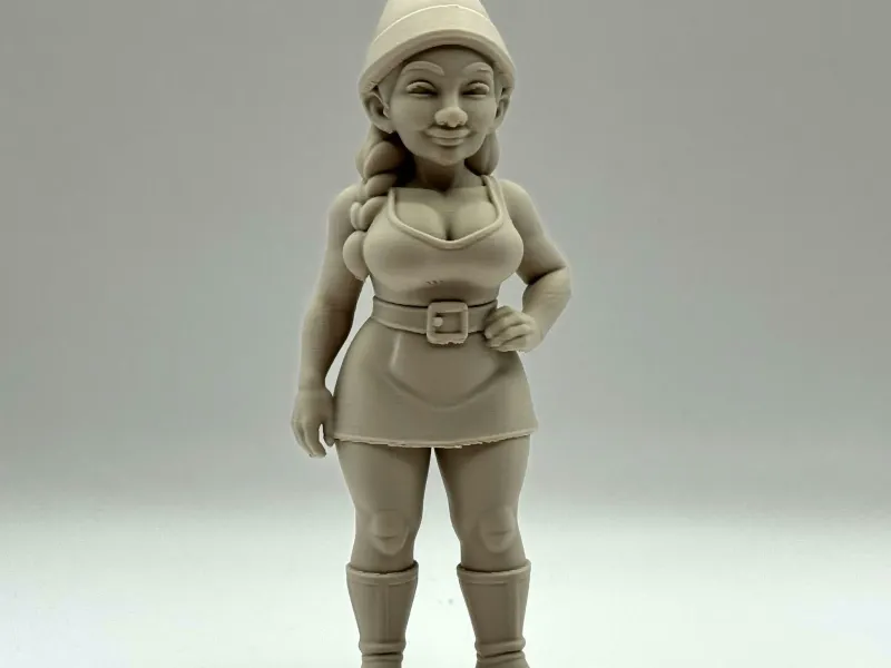 Gnome de jardin féminin espiègle