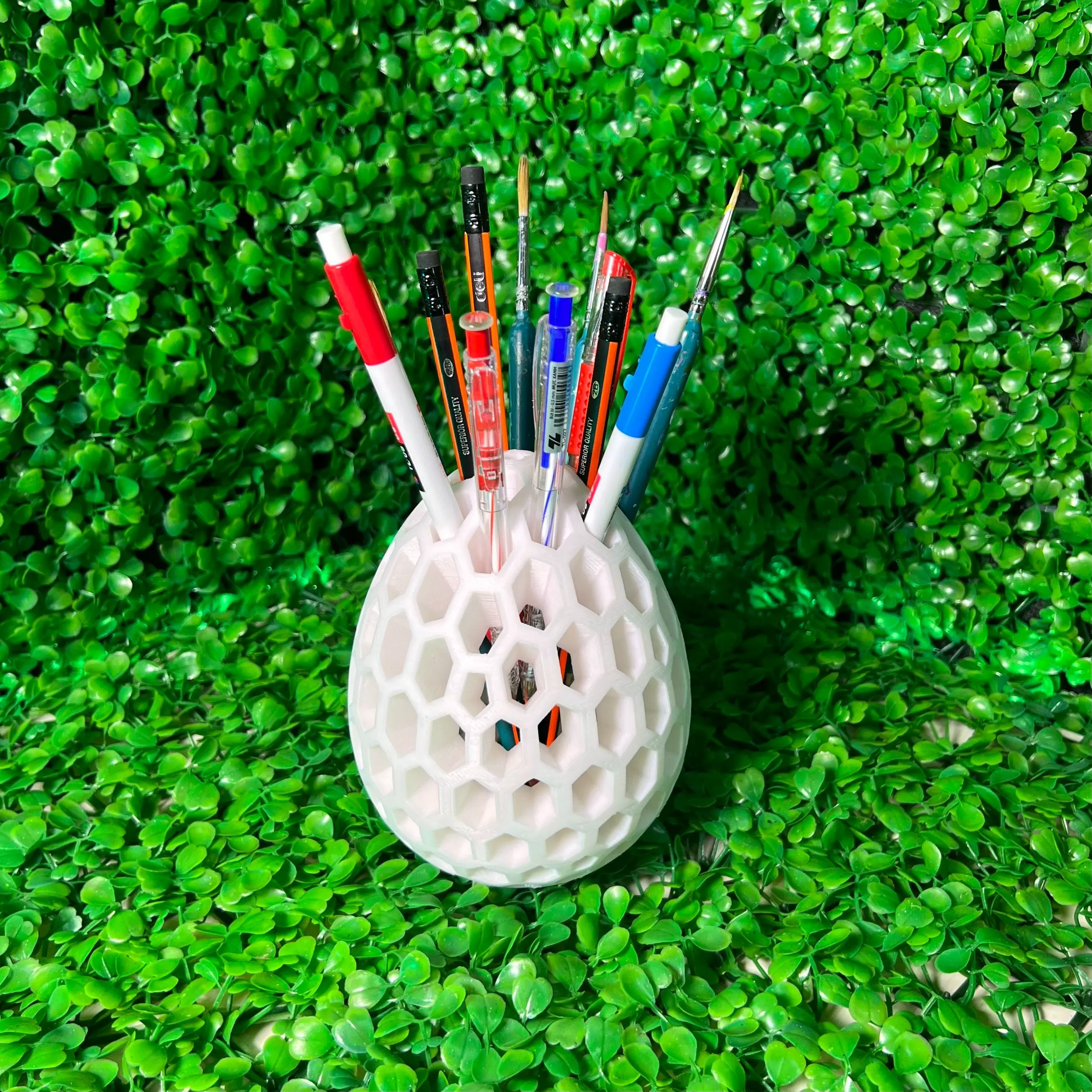 AIRLESS EASTER EGG PEN HOLDER