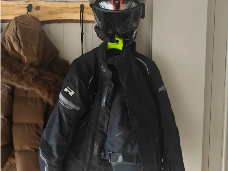 Supporto da muro per casco da moto