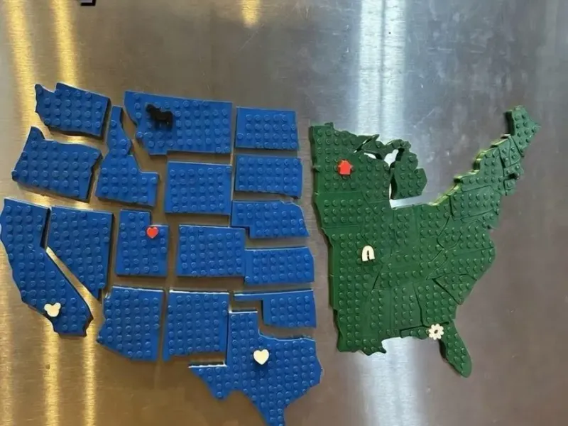 USA-Bundesstaatenkarte aus Bausteinen, Puzzle fügt sich zusammen