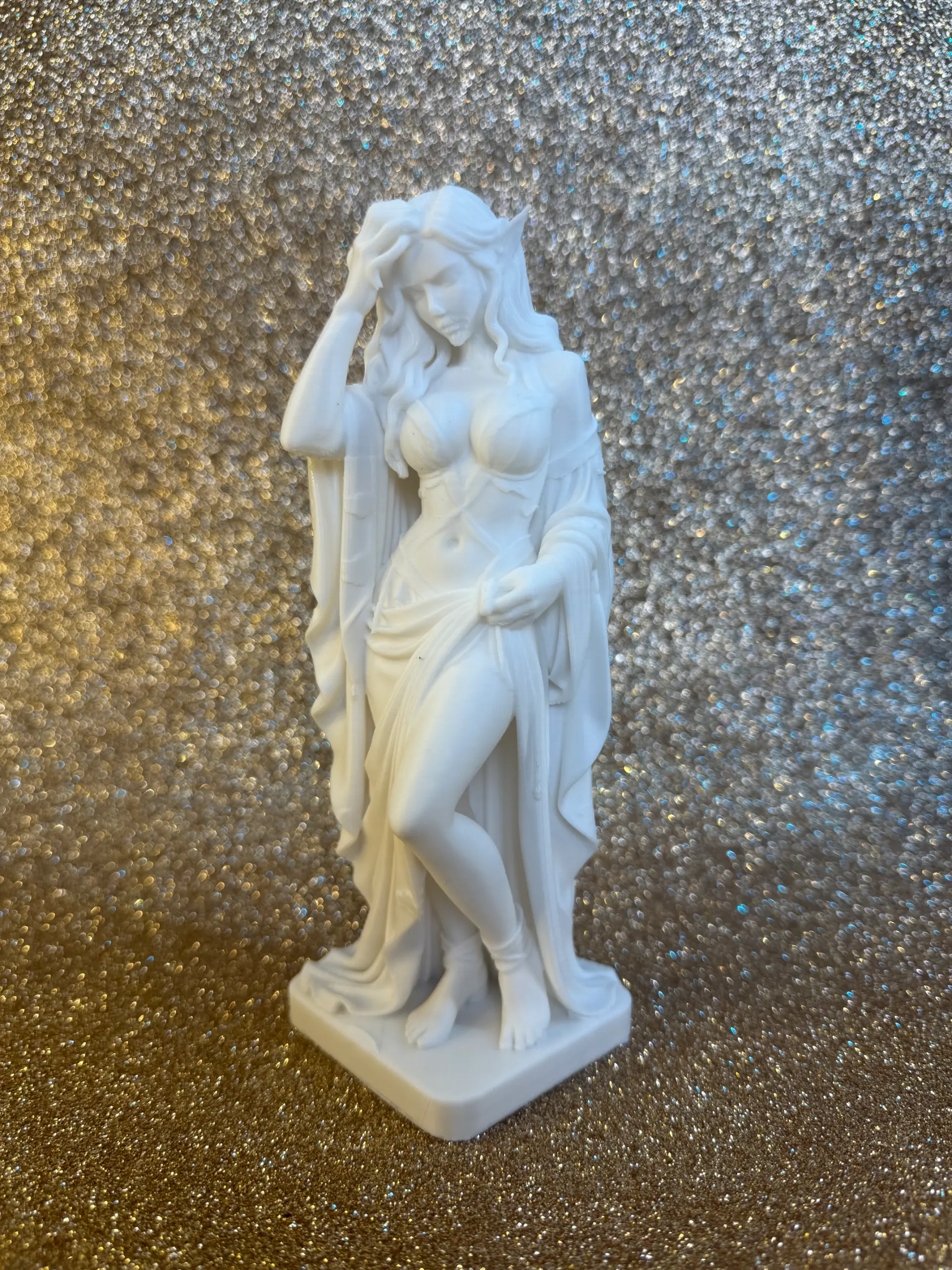 Elegant Elf Statue – Alta Definizione