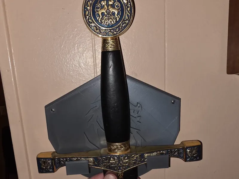 Suporte de espada com escudo de dragão
