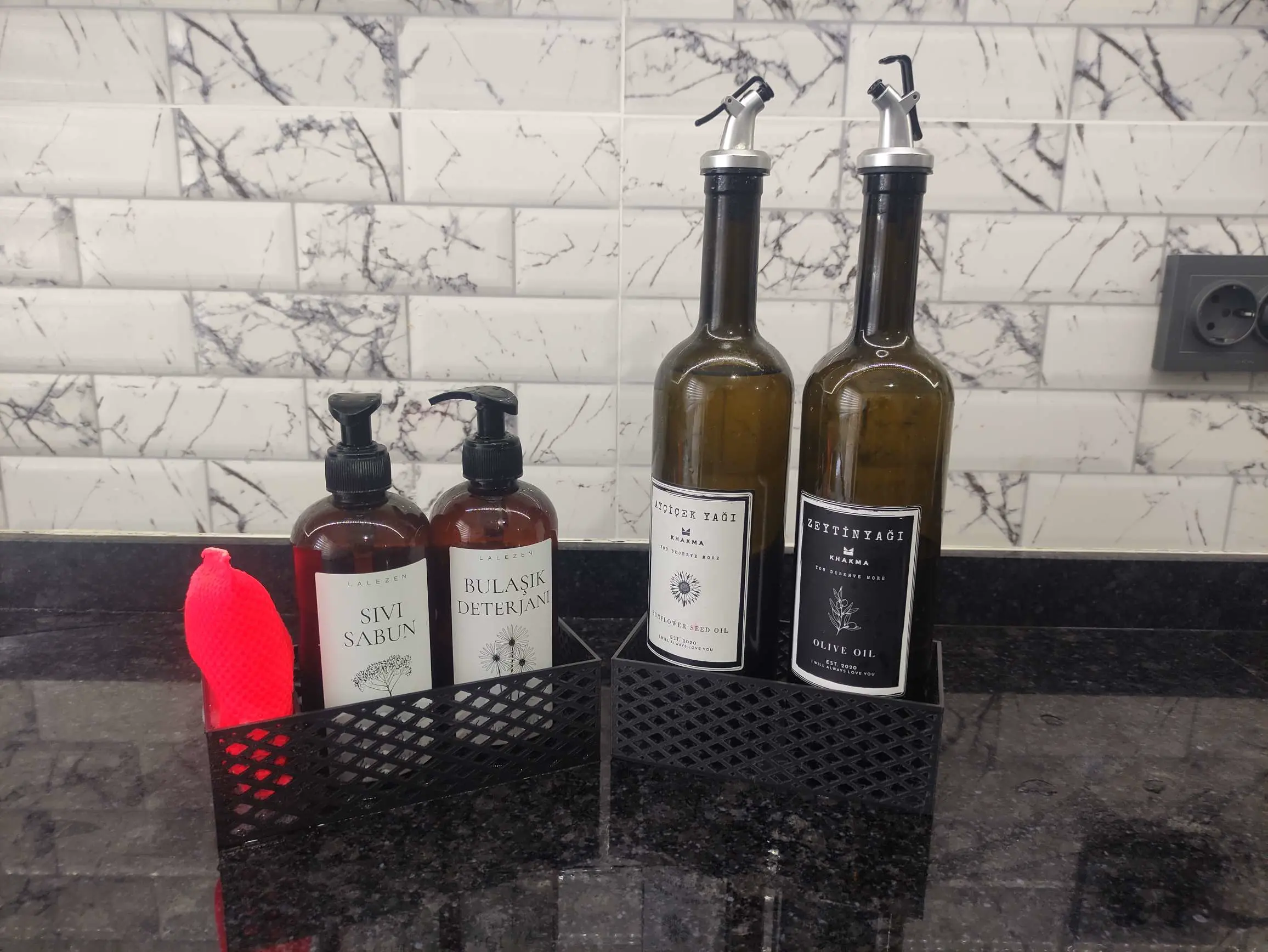 OIL AND SPONGE ORGANIZER