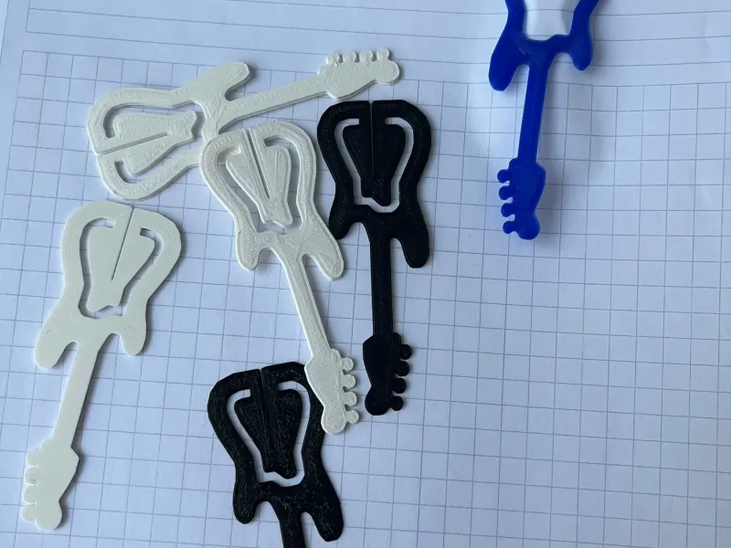 Trombones en forme de guitare / porte-papier