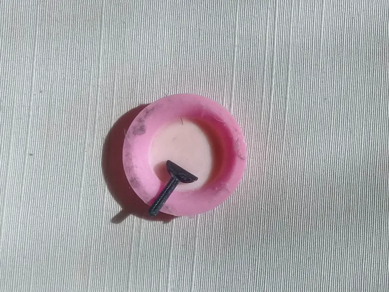 クリーム混合用の小さな皿とヘラ