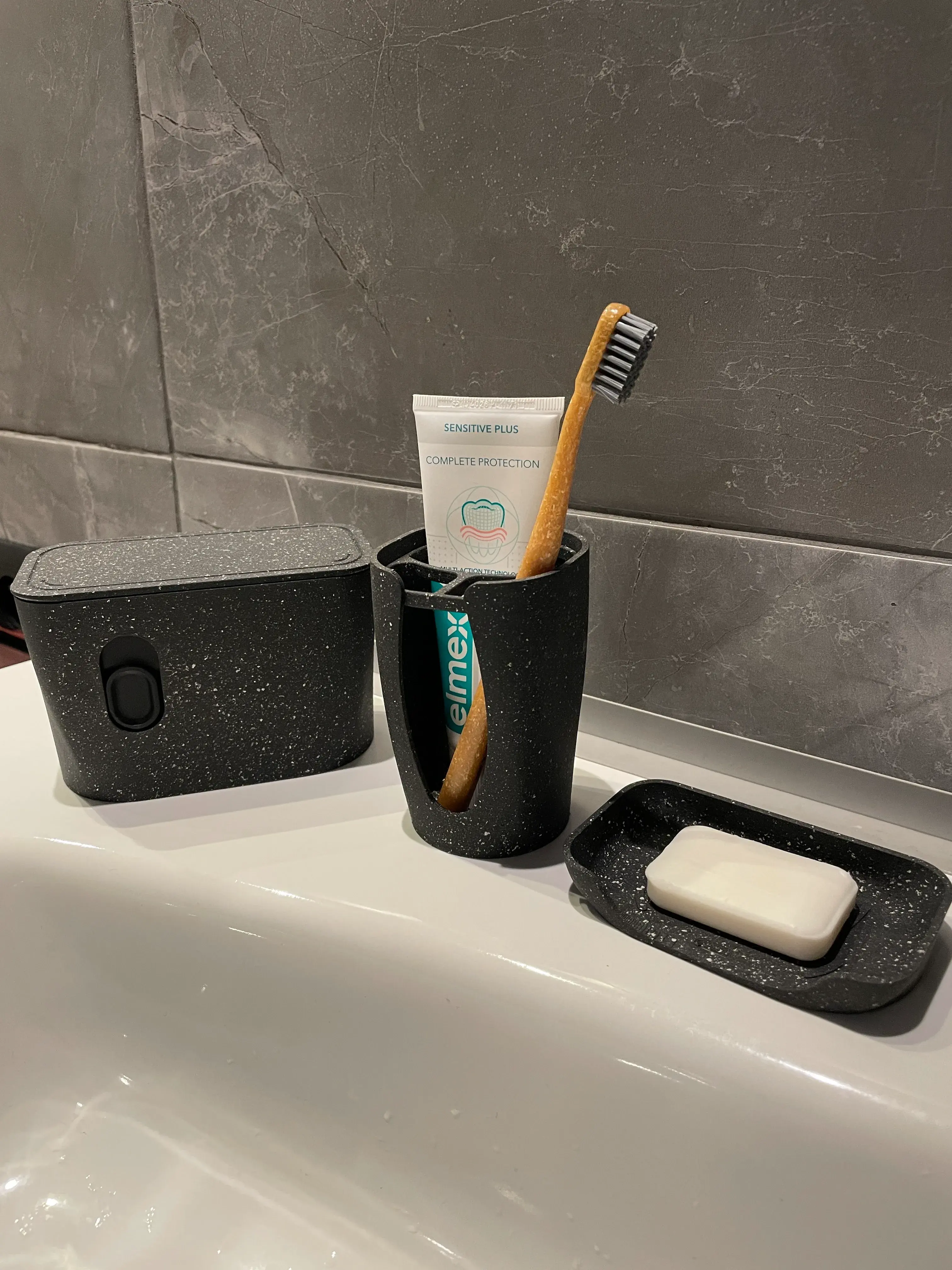 Set of accessories for the bathroom