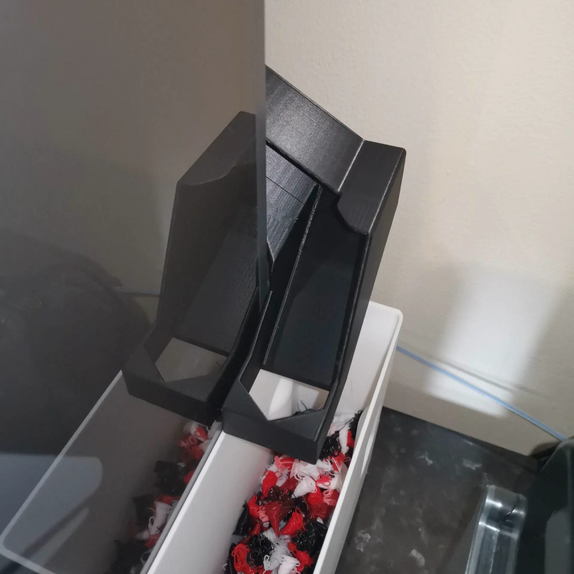 K2 Plus -Poop chute, right side, slim bin, retaining bracket