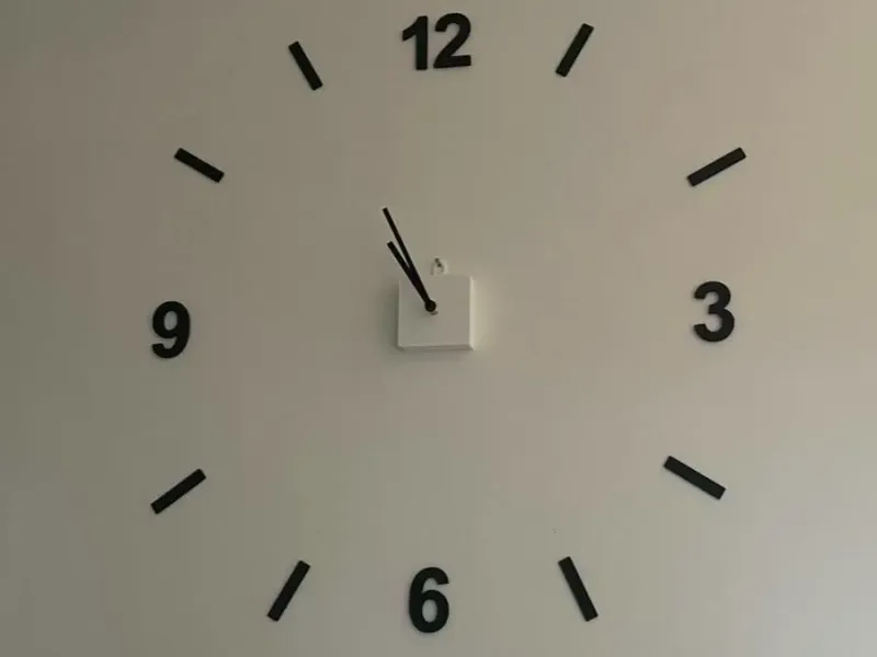 SIMPLE WALL CLOCK