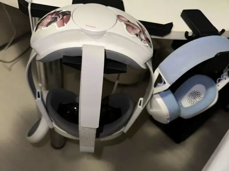 デスクトップ用VRヘルメットホルダー