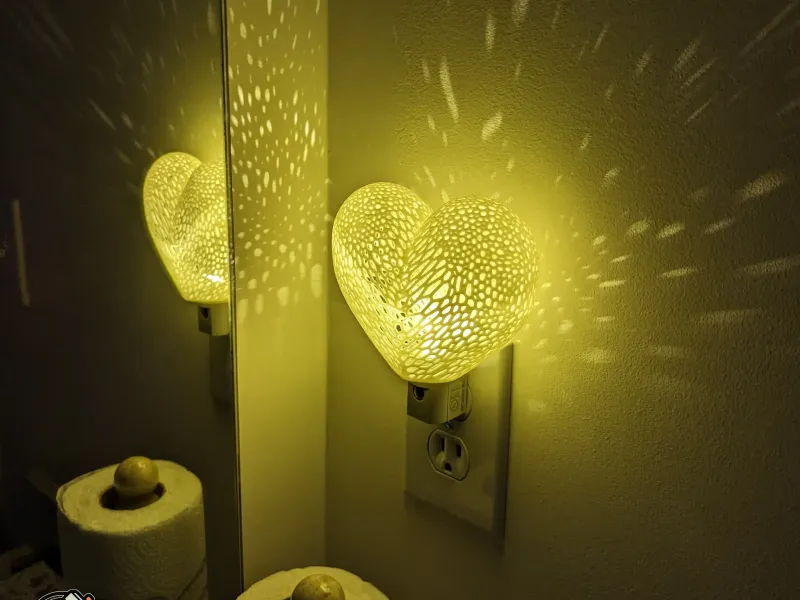 Luz nocturna Voronoi Heart Plug