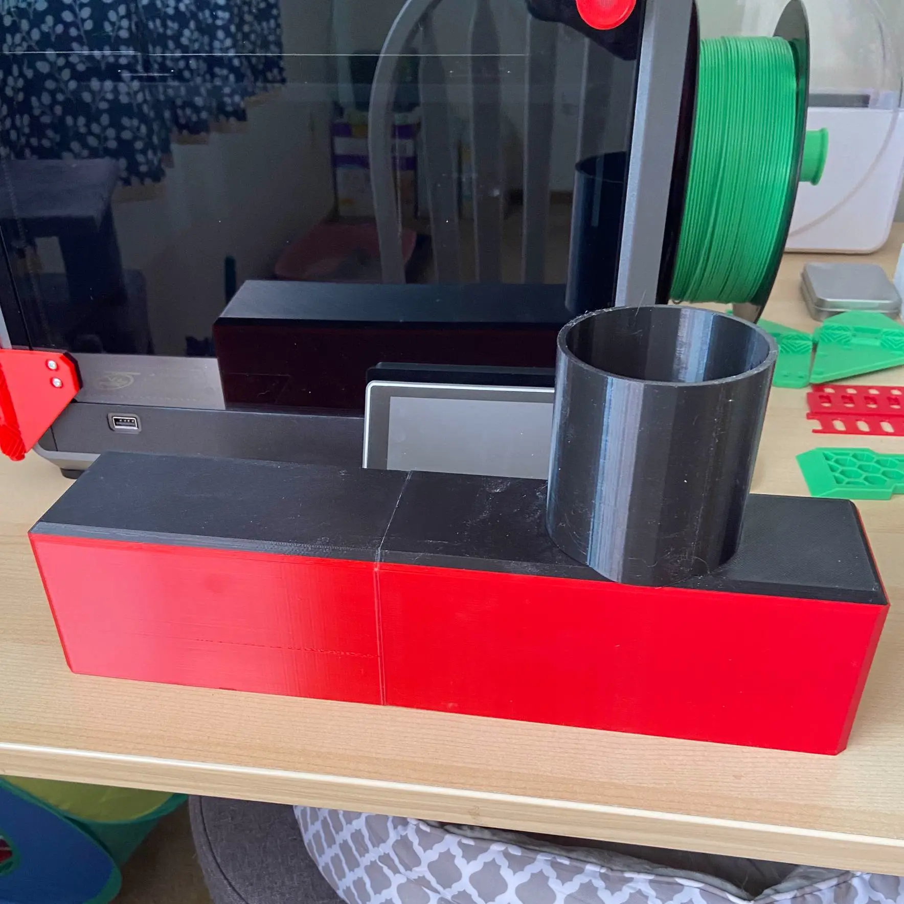 Jet planer dust collection shroud.