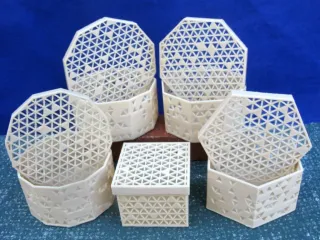 Parametric Boxes with Random Decorations  