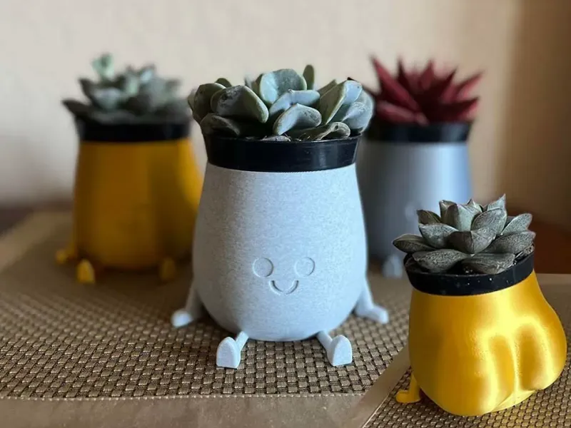 Chunky bum assis dans un pot