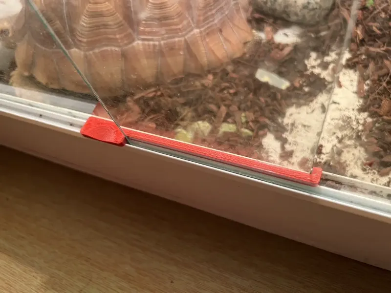Solução de fecho de vidro deslizante para casotas / prateleiras para animais de estimação