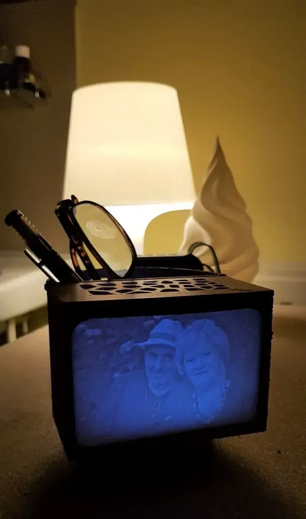 Lithophanelamp and penholder with Voronoi details