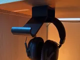 Headset and Controller Under Desk-3