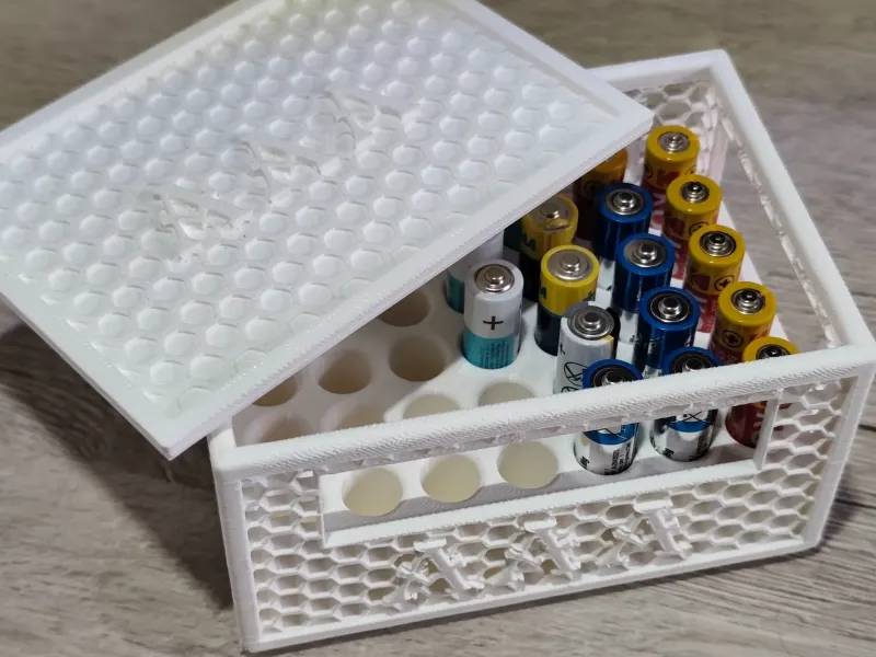 BiG box with lid for 35 AAA batteries