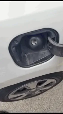hanno rotto il mio tappo per rubare la benzina
