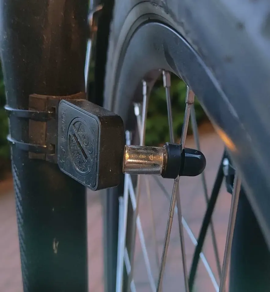 Angle adapter for mounting the bicycle computer sensor.